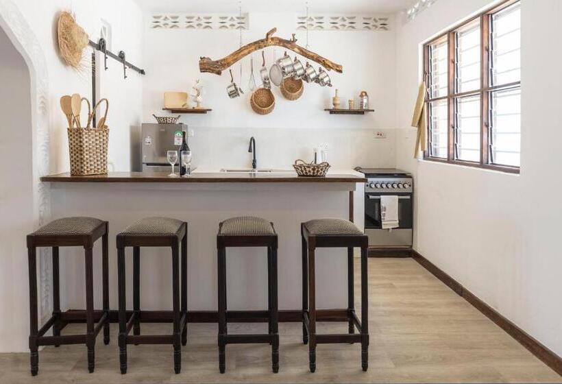 سوئیت با تخت بزرگ, Coconut Beach Boutique   Apasio Lodges