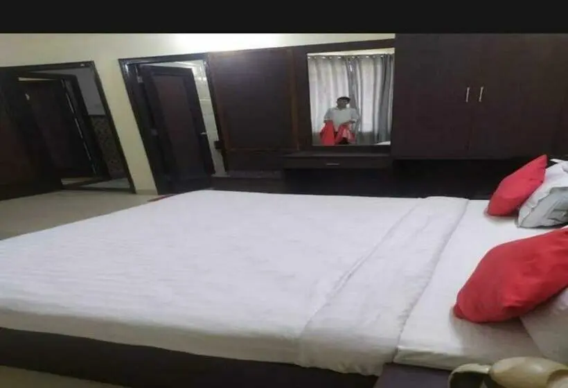 トリプルクラシックルーム, Oyo Hotel Royal Berry