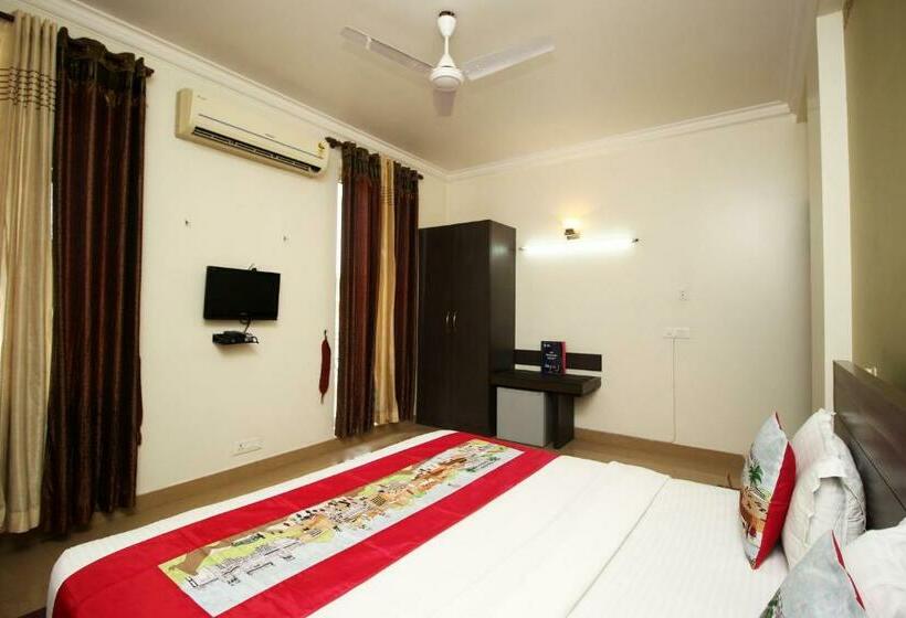 Quarto Triplo Clássico, Collection O 8704 Hotel Sakshi