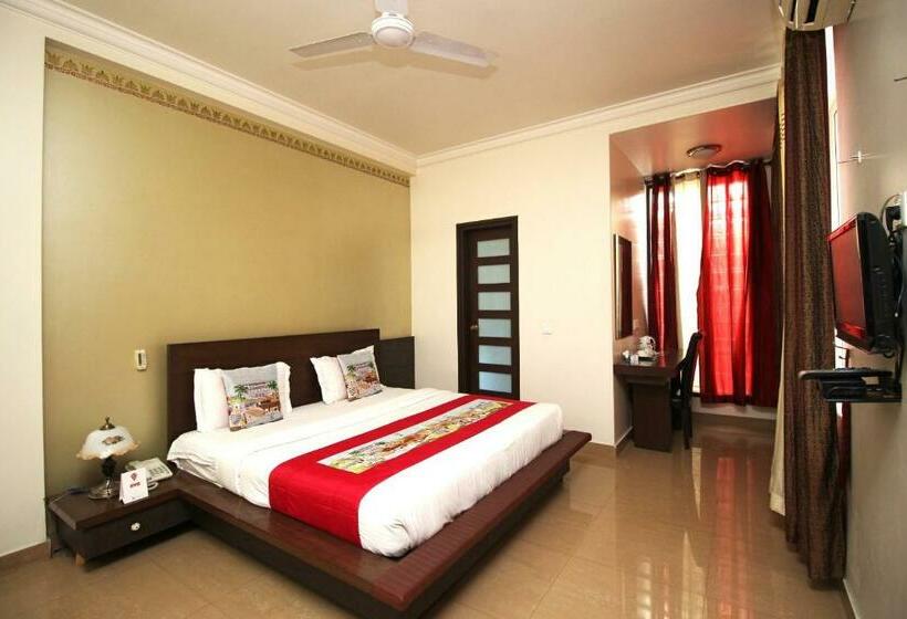 Quarto Triplo Clássico, Collection O 8704 Hotel Sakshi