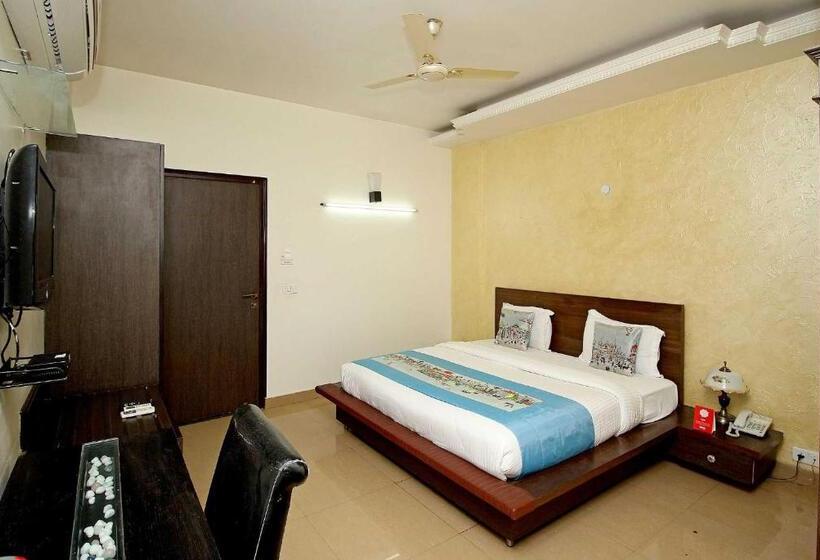 Трехместный Номер Классика, Collection O 8704 Hotel Sakshi