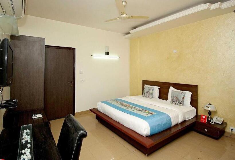 Quarto Triplo Clássico, Collection O 8704 Hotel Sakshi