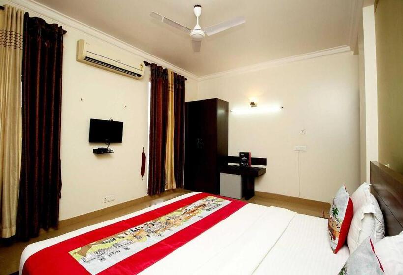 Quarto Triplo Clássico, Collection O 8704 Hotel Sakshi