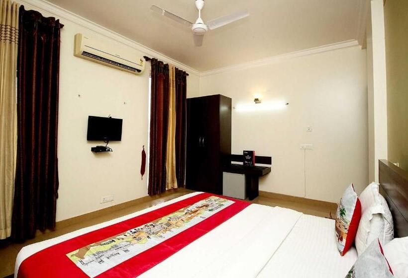Трехместный Номер Классика, Collection O 8704 Hotel Sakshi