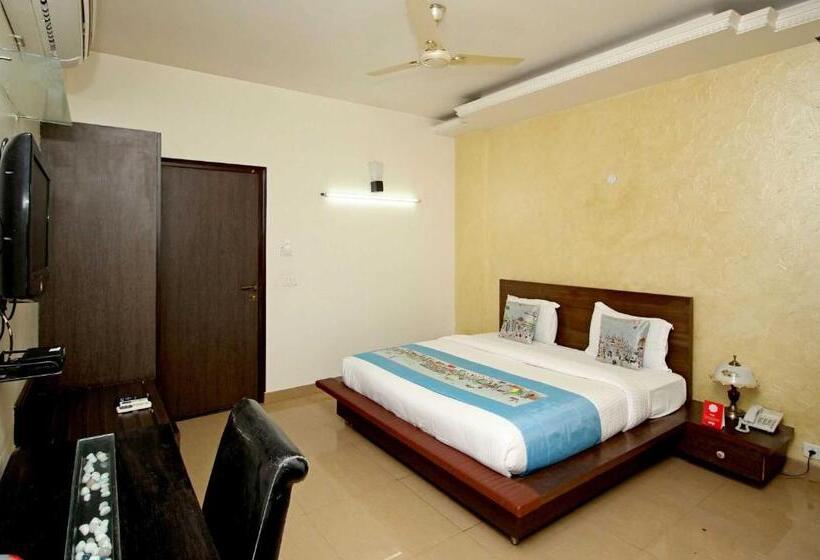 Quarto Triplo Clássico, Collection O 8704 Hotel Sakshi