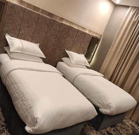 디럭스 룸, حياة تاون البدع