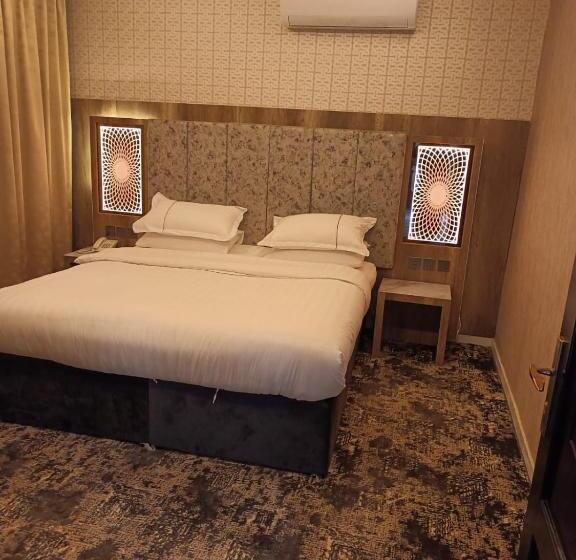 디럭스 룸, حياة تاون البدع