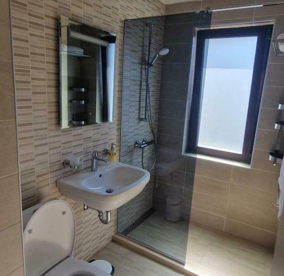 דירת חדר, Flowers Apartments