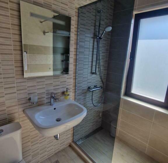 דירת חדר, Flowers Apartments