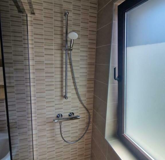 דירת חדר, Flowers Apartments