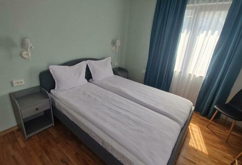 דירת חדר, Flowers Apartments