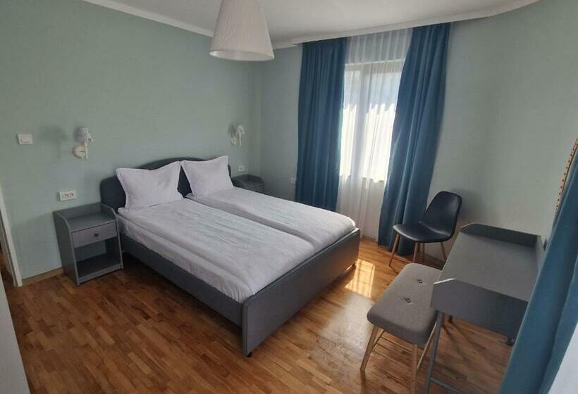 דירת חדר, Flowers Apartments