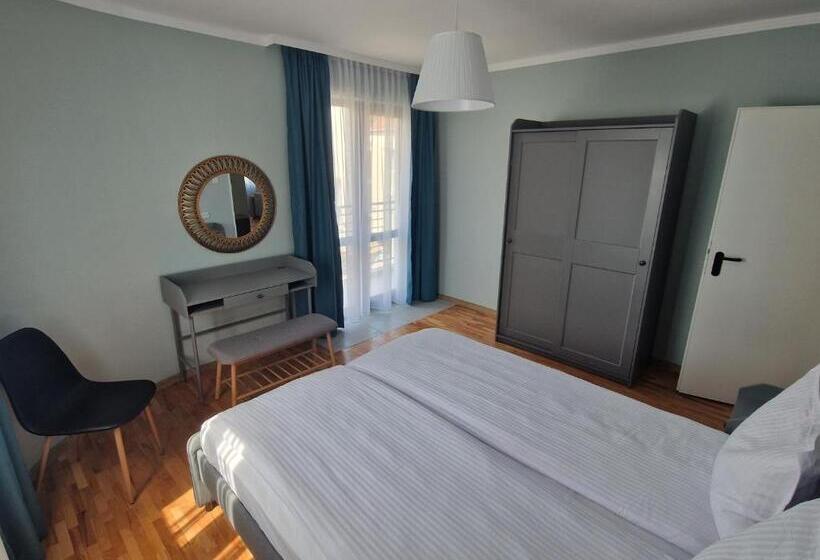 דירת חדר, Flowers Apartments