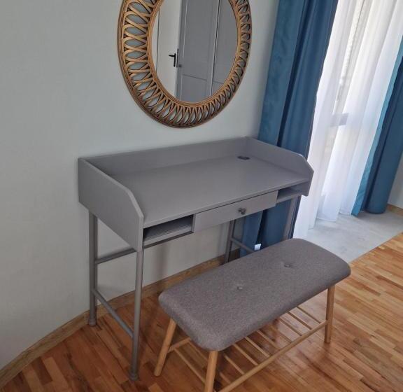 דירת חדר, Flowers Apartments