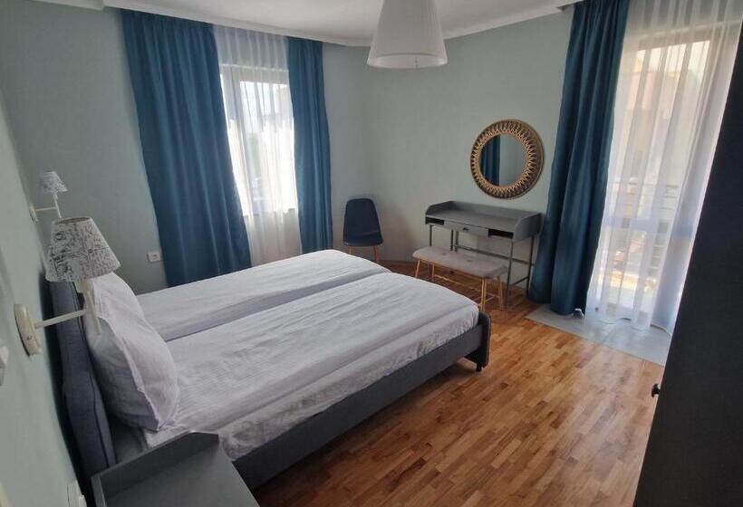 דירת חדר, Flowers Apartments