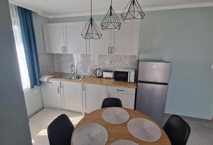 דירת חדר, Flowers Apartments