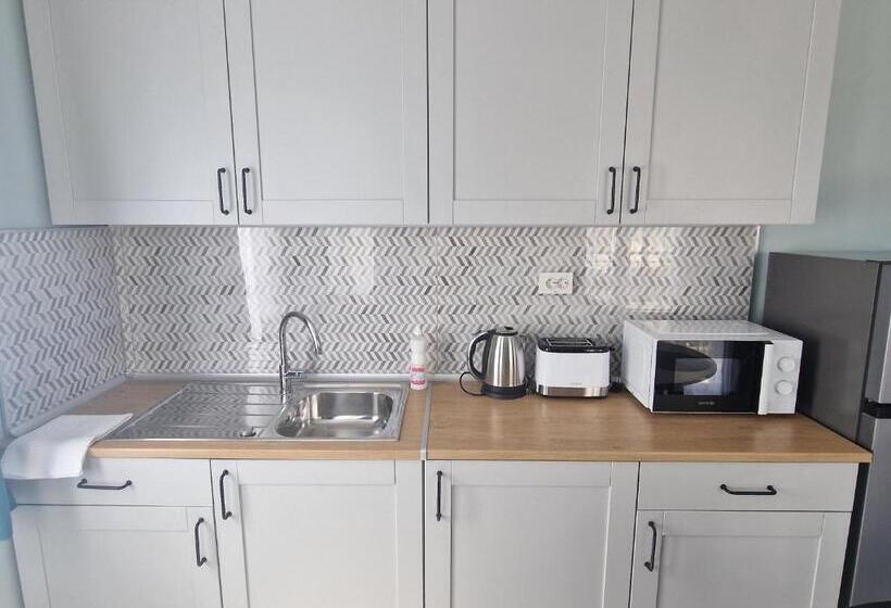 דירת חדר, Flowers Apartments