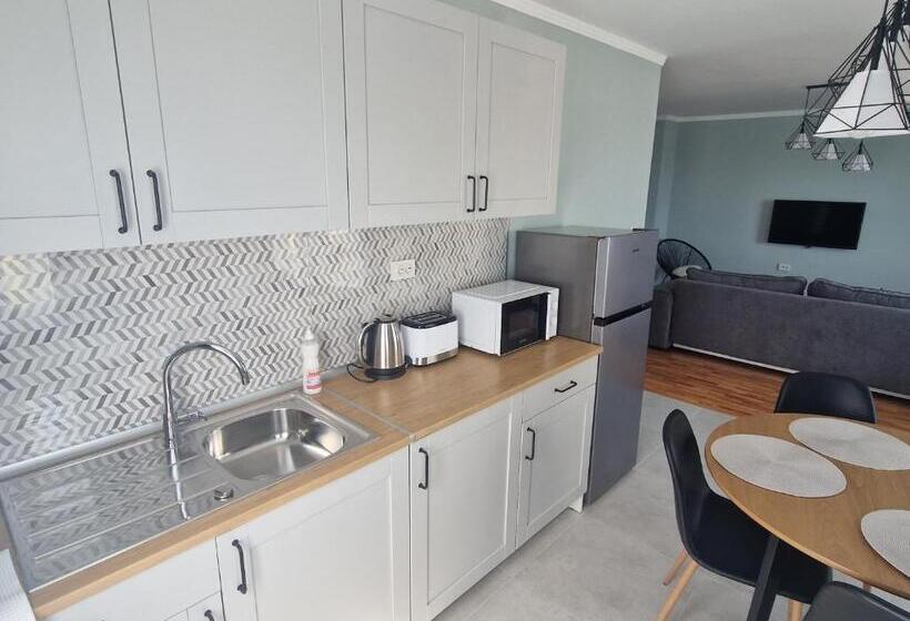 דירת חדר, Flowers Apartments