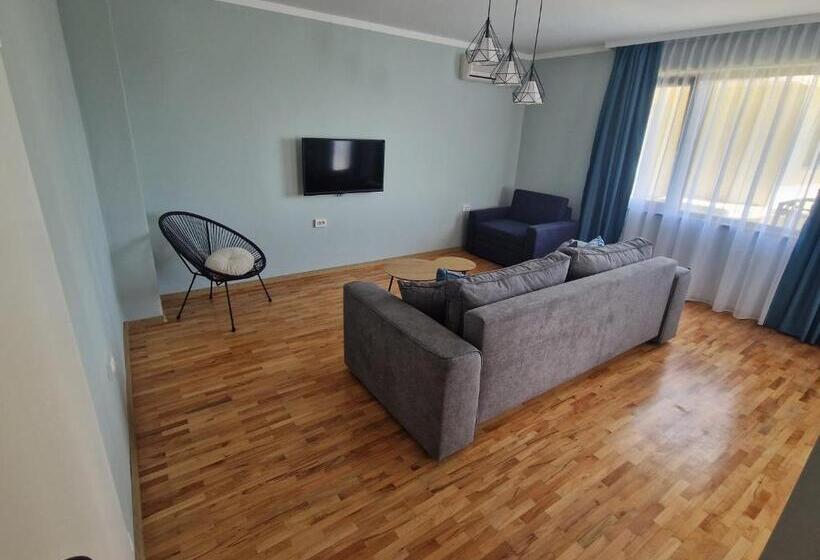 דירת חדר, Flowers Apartments