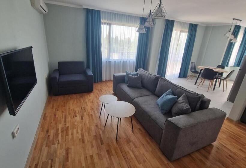 דירת חדר, Flowers Apartments