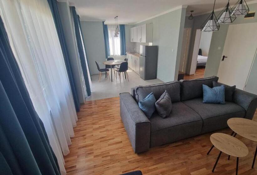 דירת חדר, Flowers Apartments