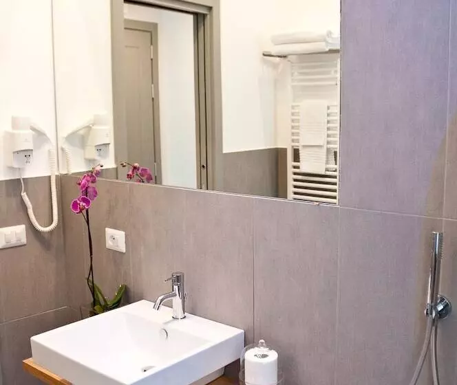 اتاق سوپریور سه تخته, Giuturna Boutique