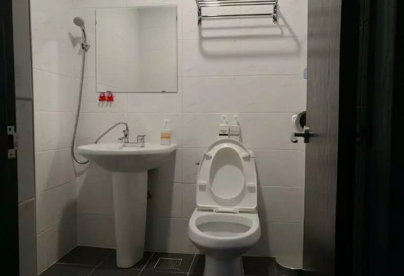 تختخواب در اتاق مشترک, Sokcho & Guesthouse