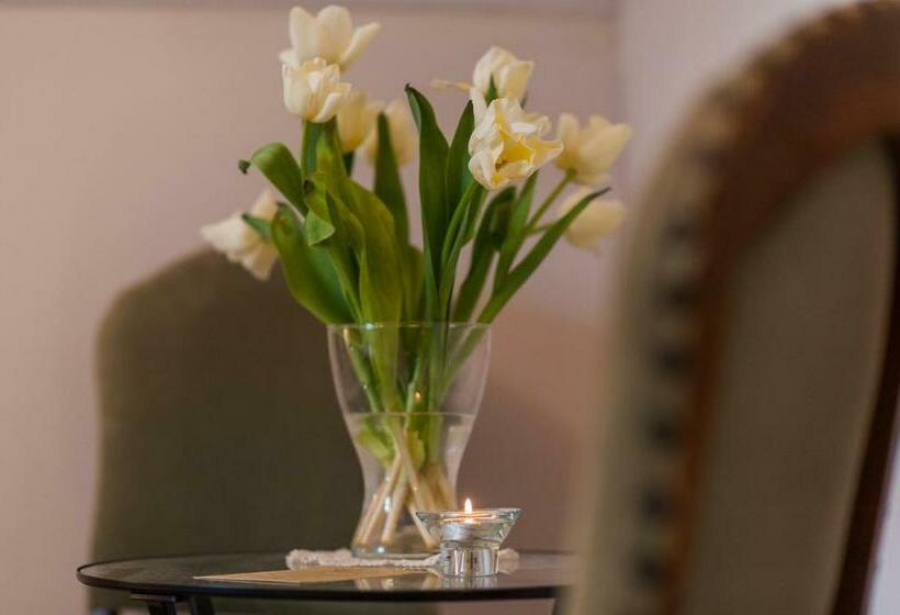 غرفة قياسية, Platános Kúria