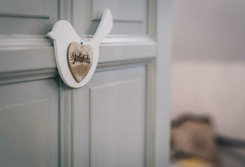 غرفة قياسية, Platános Kúria