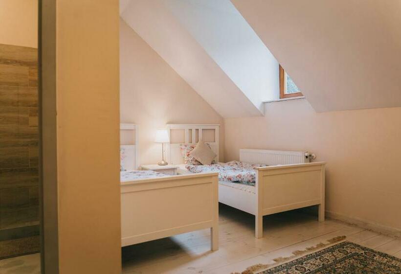 غرفة قياسية, Platános Kúria