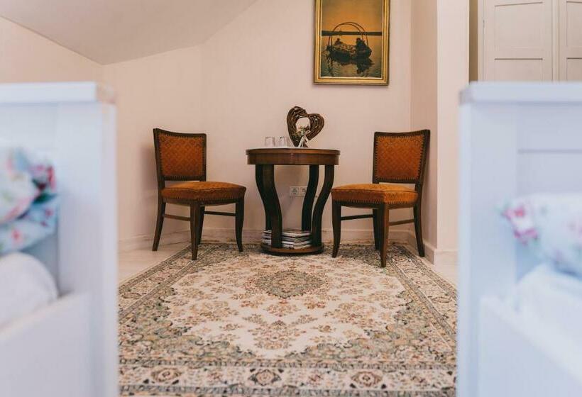 غرفة قياسية, Platános Kúria