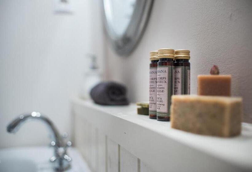 جناح, Platános Kúria