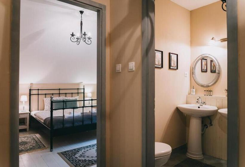 جناح, Platános Kúria