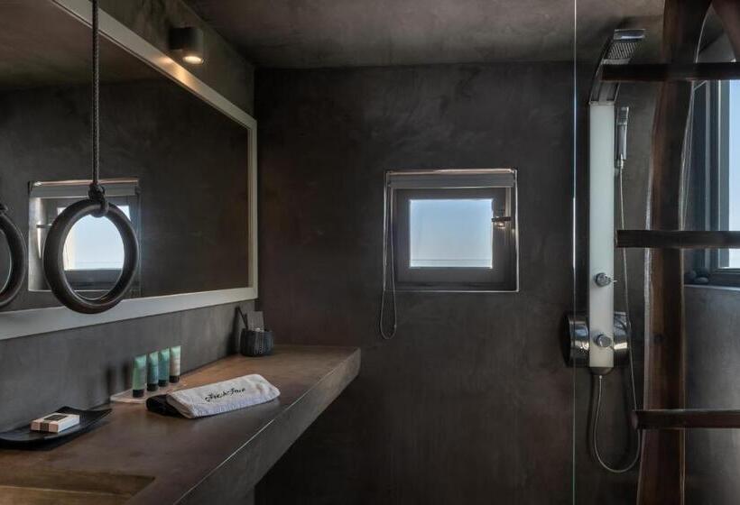 جناح ديلوكس مع إطلالات, West East Suites