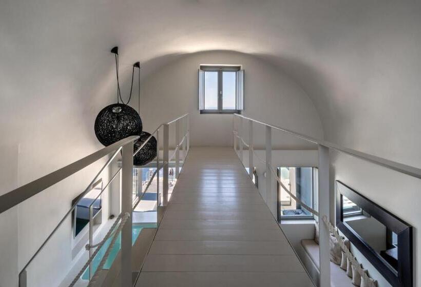 جناح تنفيذي مع إطلالات, West East Suites