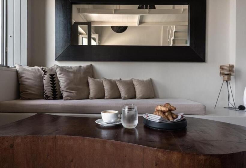 جناح تنفيذي مع إطلالات, West East Suites