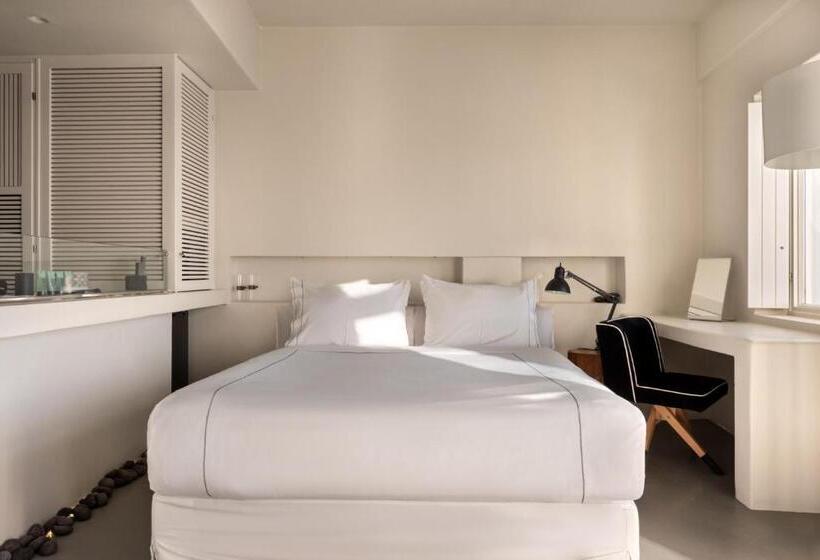 جناح سوبيريور مع إطلالات, West East Suites