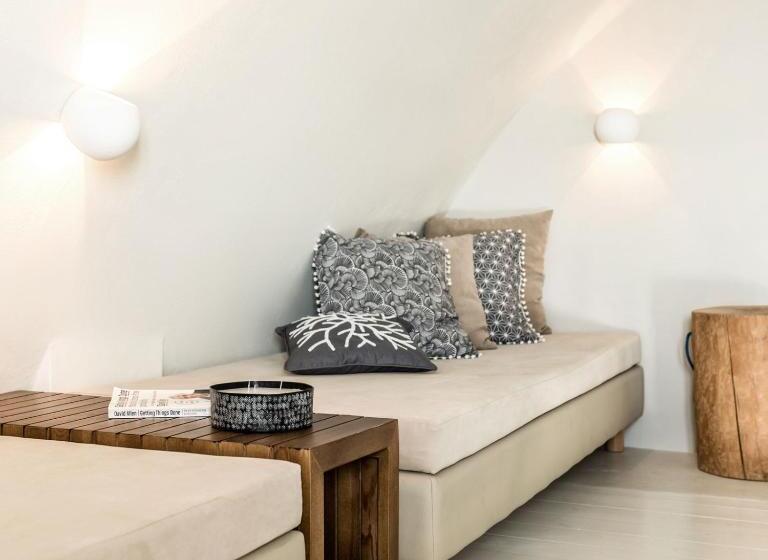 جناح تنفيذي مع إطلالات, West East Suites