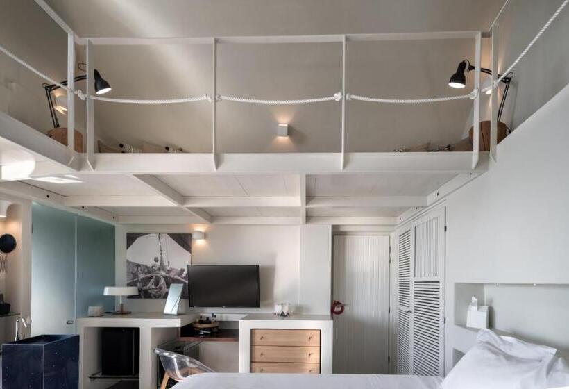 Представительский люкс с видом, West East Suites