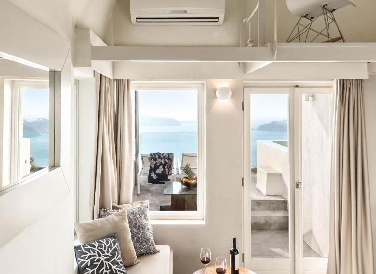 جناح تنفيذي مع إطلالات, West East Suites