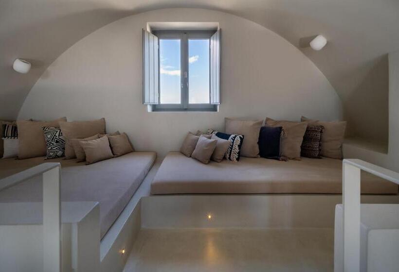 جناح تنفيذي مع إطلالات, West East Suites