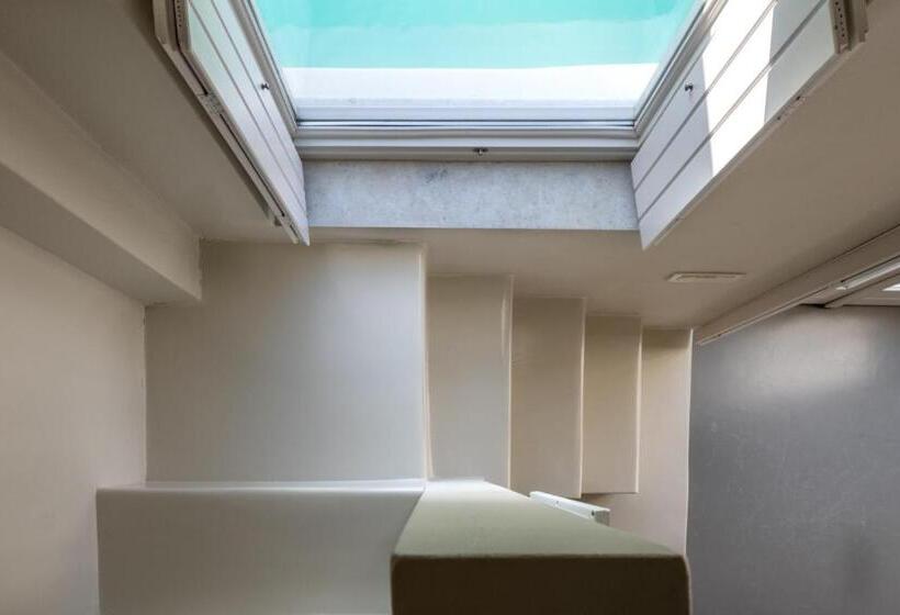 جناح تنفيذي مع إطلالات, West East Suites