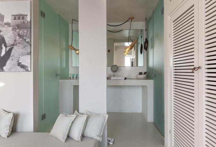 Представительский люкс с видом, West East Suites