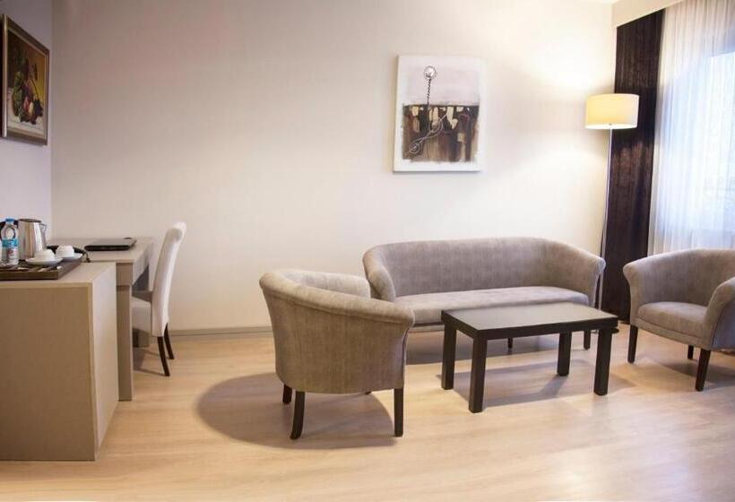 سوییت اجرایی, Zinos