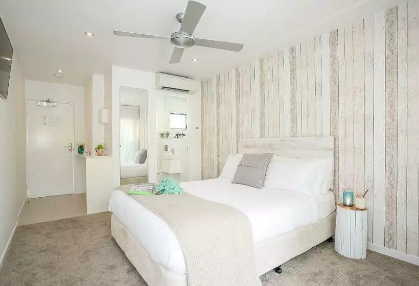 スタンダードスタジオ, 10 Hastings Street Motel