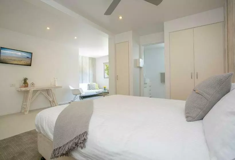 スタンダードスタジオ, 10 Hastings Street Motel
