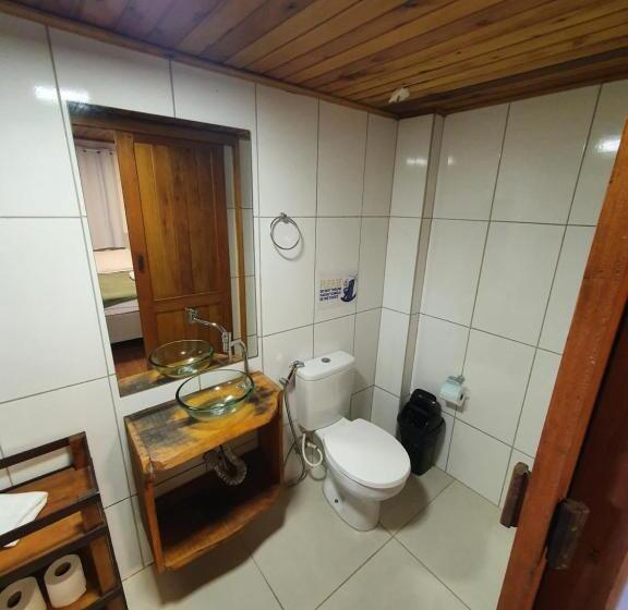 اتاق استاندارد سه تخته با چشمانداز باغ, The Search House