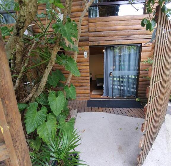 اتاق استاندارد سه تخته با چشمانداز باغ, The Search House