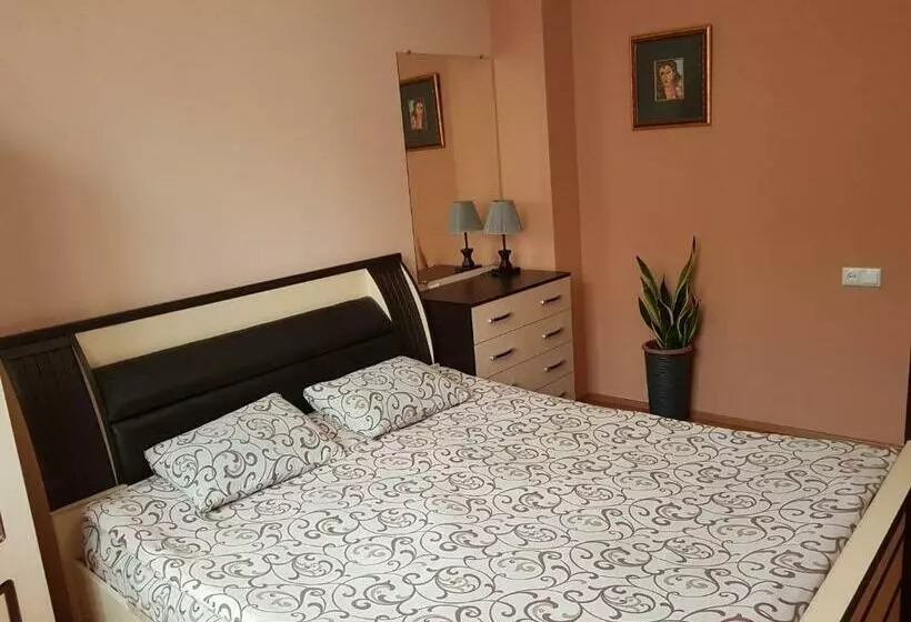 اتاق اکونومی, Arm Hostel