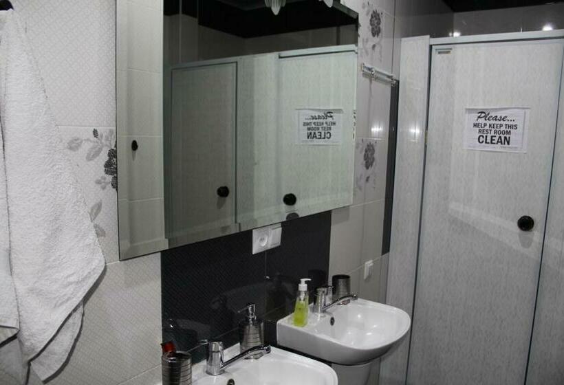 이코노미 룸, Arm Hostel